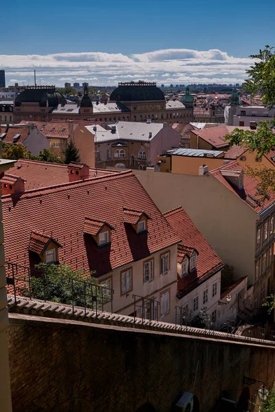 Mavi Zagreb Küçük Füniküler Turuncu Damlı Şehrin Gökyüzü Görüntüsü Hırvatistan — Stok fotoğraf