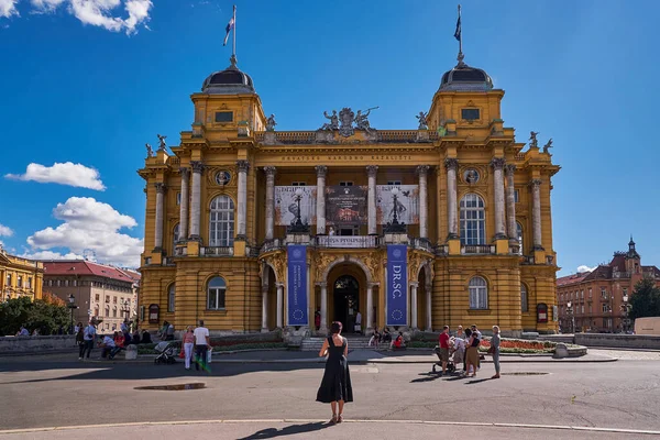 Hırvatistan 'ın Zagreb kentindeki Hırvat Ulusal Tiyatrosunun Güzel Neoklasik Binası