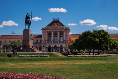 Zagreb Glavni kolodvor Tren İstasyonu - Hırvatistan - Demiryolu İstasyonu önündeki Kral Tomislav Heykeli