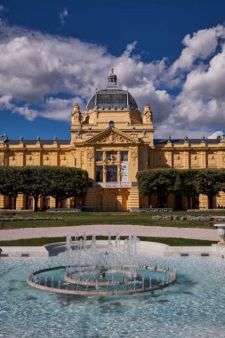 Zagreb 'deki Sanat Pavyonu - Hırvatistan, Su Fıskiyesi ve Bahçeli Güzel Bina