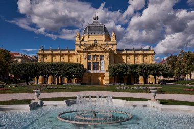 Zagreb 'deki Sanat Pavyonu - Hırvatistan, Su Fıskiyesi ve Bahçeli Güzel Bina