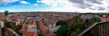 Hırvatistan 'ın Lotrscak Kulesinden Zagreb' in Hava Panorama Manzarası