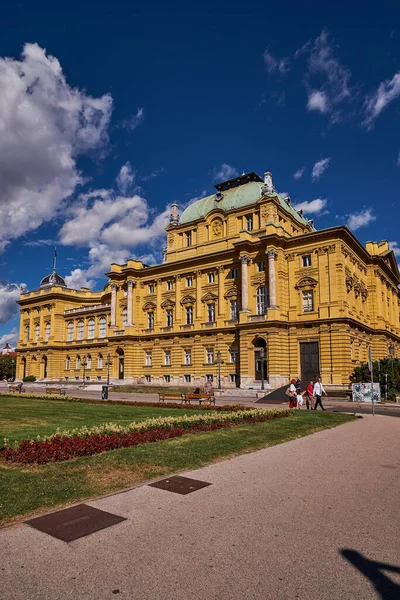 Hırvatistan Zagreb Kentinde Hırvat Ulusal Tiyatrosunun Güzel Neoklasik Binası — Stok fotoğraf
