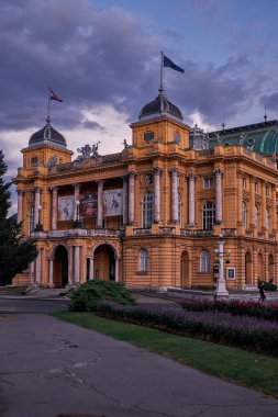 Hırvatistan 'ın Zagreb kentindeki Güzel Neoklasik Hırvat Ulusal Tiyatrosu - Güzel Günbatımı, Karanlık Gökyüzü