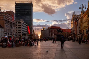 Slovenya 'nın Ljubljana kentindeki Pedestrian Köprüsü ve Geleneksel Renkli Evler