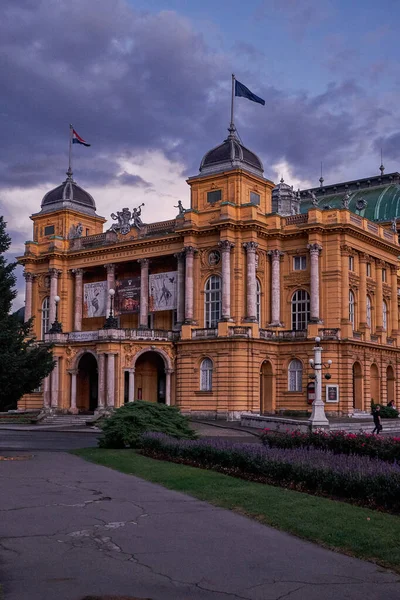 Hırvatistan Zagreb Kentindeki Güzel Neoklasik Hırvat Ulusal Tiyatrosu Güzel Günbatımı — Stok fotoğraf