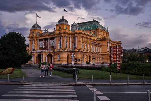Hırvatistan Zagreb Kentindeki Güzel Neoklasik Hırvat Ulusal Tiyatrosu Güzel Günbatımı — Stok fotoğraf