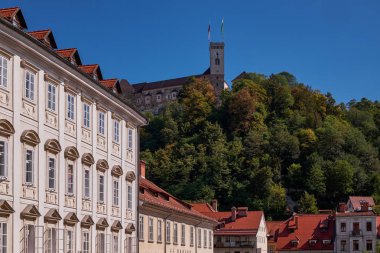 Renkli Geleneksel Evler ve Tepedeki Kale - Ljubljana, Slovenya