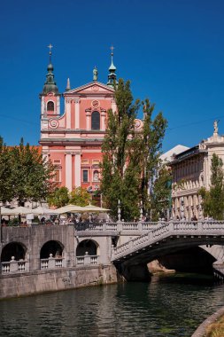 Ljubljanica Nehri üzerindeki üçlü köprü ve Ljubljana, Slovenya 'daki Fransisken Annunciation Kilisesi