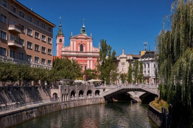 Ljubljanica Nehri üzerindeki üçlü köprü ve Ljubljana, Slovenya 'daki Fransisken Annunciation Kilisesi