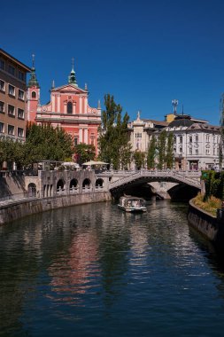 Ljubljanica Nehri üzerindeki üçlü köprü ve Ljubljana, Slovenya 'daki Fransisken Annunciation Kilisesi