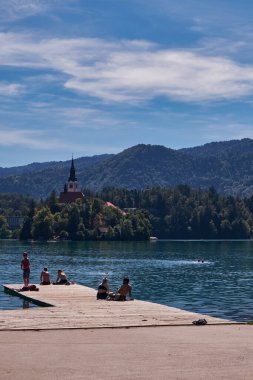 Yazın Tadını Çıkaranlar - Slovenya 'daki Göl Adası' ndaki Maria Kilisesi Varsayımı - Kartpostal, Avrupa, Ünlü