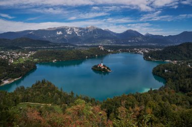 Mala Osojnica 'dan Slovenya' daki Göl Adası 'ndaki Maria Kilisesi' nin Tahmini Hava Panorama Manzarası