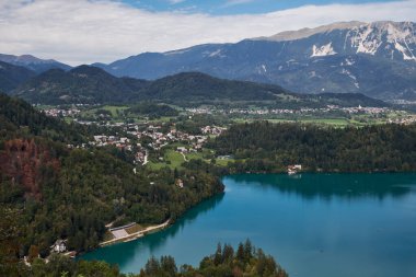 Slovenya 'daki Mala Osojnica Gölü' nden Hava Panorama Manzarası