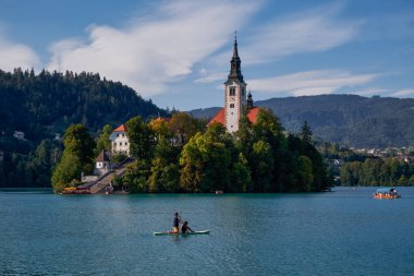 Slovenya, Bled Gölü 'ndeki Kürek Çeken Genç Bir Çift