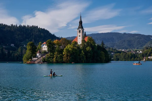 Молодая Пара Веслах Озере Блед Словения — стоковое фото