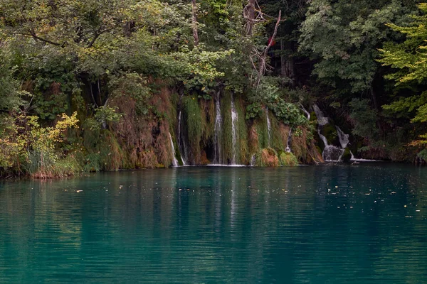 Gyönyörű Emerald Waters Vízesések Plitvicei Tavak Nemzeti Parkban Horvátország — Stock Fotó