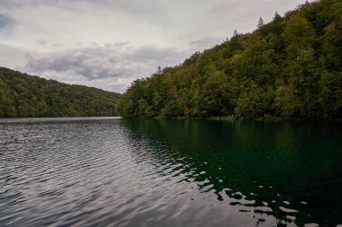 Plitvice Gölleri Ulusal Parkı 'ndaki Güzel Zümrüt Suları - Hırvatistan