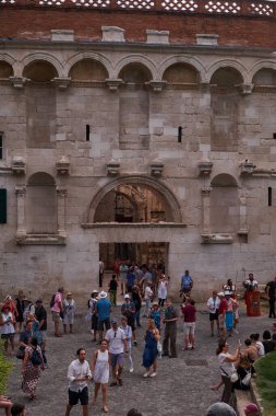 Altın Kapı (Zlatna vrata) - Hırvatistan 'ın Split kentine açılan dört ana Roma kapısından biri. Diocletian Sarayı 'nın bir parçası olarak inşa edildi..
