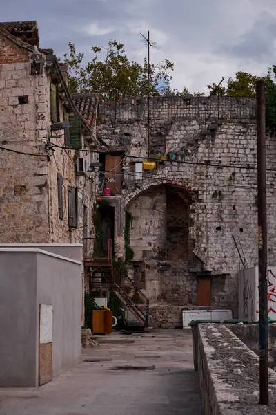 Detaljer Gamla Stan Split Kroatien Romerska Ruiner Och Traditionella Hus — Stockfoto