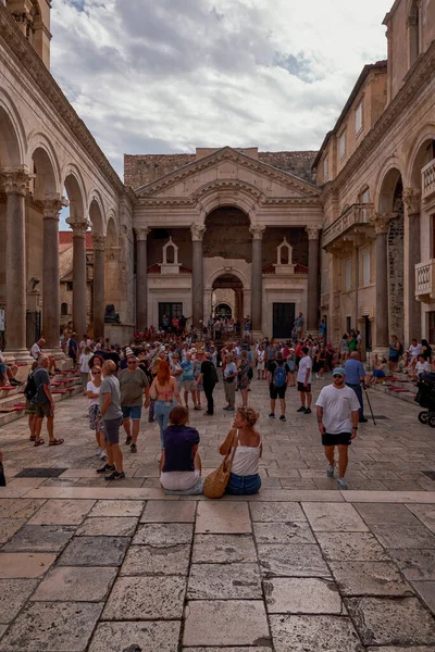 Diocletian Sarayı 'nın Roma Binası - Bölünme, Hırvatistan