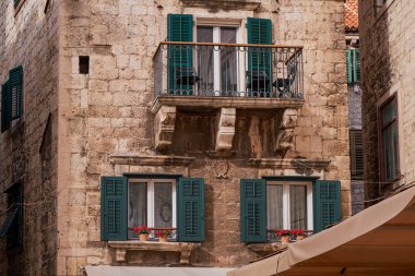 Brace Radiç Meydanı 'nda Balkonlu Geleneksel Taş Evler - Bölünme, Hırvatistan