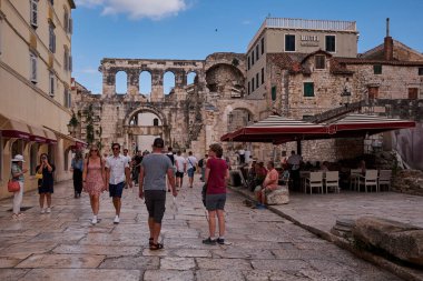 Doğu Kapısı - Hırvatistan 'ın Split kentine açılan Roma kapılarından biri. Diocletian Sarayı 'nın bir parçası olarak inşa edildi..