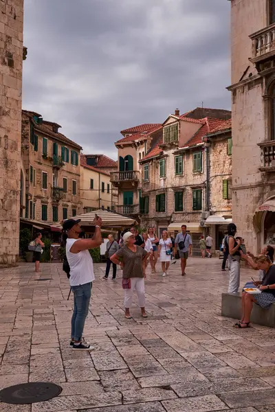 Brace Radiç Meydanı 'nda Balkonlu Geleneksel Taş Evler - Bölünme, Hırvatistan