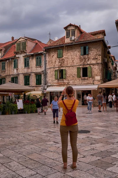 Brace Radiç Meydanı 'nda Balkonlu Geleneksel Taş Evler - Bölünme, Hırvatistan