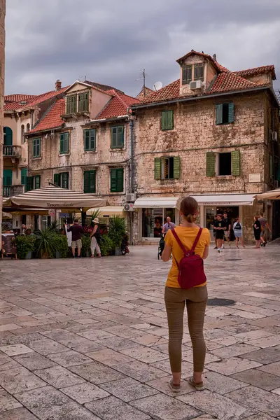 Brace Radiç Meydanı 'nda Balkonlu Geleneksel Taş Evler - Bölünme, Hırvatistan
