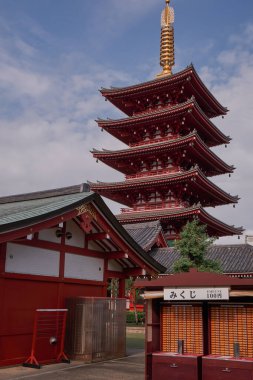 Asakusa 'daki Senjo-ji Kannon Tapınağı' nda Kızıl Pagoda - Tokyo, Japonya