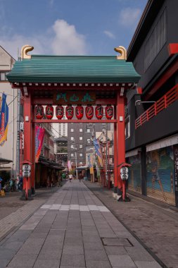 Asakusa 'daki Senjo-ji Kannon Tapınağı yakınlarındaki Kırmızı Kapı - Tokyo, Japonya