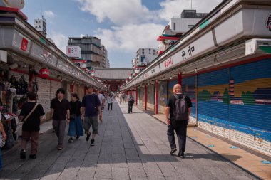 Nakamise Alışveriş Caddesi, Asakusa 'da sabahın erken saatleri - Tokyo, Japonya' daki Sensoji Tapınağı 'na ana yaklaşım