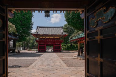 Tokyo, Japonya 'daki Ueno Park yakınlarındaki Vermilllion Nezu Tapınağı.
