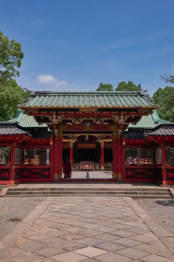 Tokyo, Japonya 'daki Ueno Park yakınlarındaki Vermilllion Nezu Tapınağı.