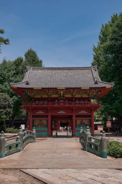 Tokyo, Japonya 'daki Ueno Park yakınlarındaki Vermilllion Nezu Tapınağı.