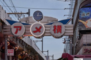 Tokyo, Japonya 'da Ameyoko Alışveriş Bölgesi İkonik İşareti