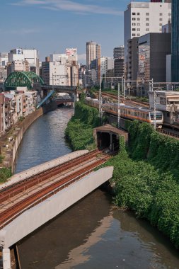 Japonya, Tokyo 'da bir Kanal üzerinden İkonik Tren Geçidi - Hijiri Köprüsü