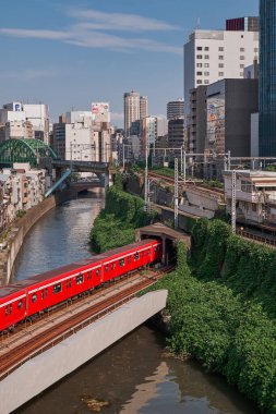 Japonya, Tokyo 'da bir Kanal üzerinden İkonik Tren Geçidi - Hijiri Köprüsü