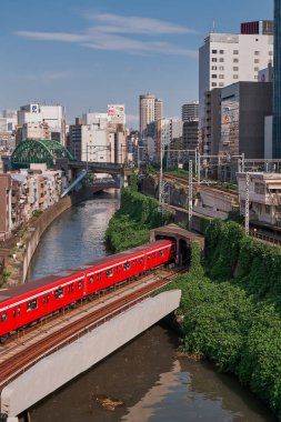 Japonya, Tokyo 'da bir Kanal üzerinden İkonik Tren Geçidi - Hijiri Köprüsü