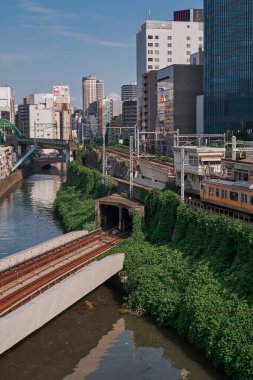 Japonya, Tokyo 'da bir Kanal üzerinden İkonik Tren Geçidi - Hijiri Köprüsü