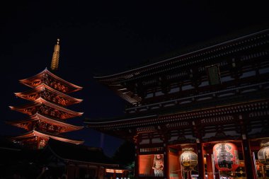 Asakusa 'daki Senjo-ji Kannon Tapınağı' ndaki Kızıl Pagoda - Tokyo, Japonya