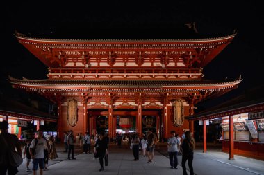 Senso-ji Kannon Tapınağı 'ndaki Gece Asakusa Yıldırım Kapısı' nda dev kırmızı feneriyle Kaminarimon, Tokyo, Japonya