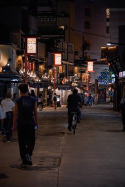 Gece Asakusa 'da küçük bir caddenin detayları - Tokyo, Japonya
