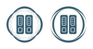 Dairesel çerçeveler içinde iki dikey sunucu simgesi