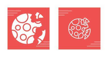 Kırmızı arka planda ısırık izleri olan stilize peynir tekerlekleri.