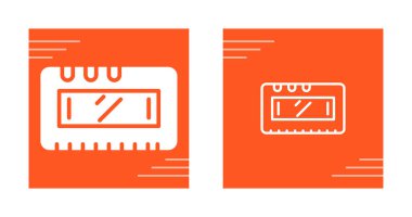 Turuncu arkaplanda iki biçimlendirilmiş bilgisayar hafıza çipi