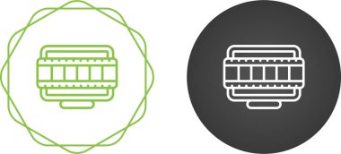 Beyaz arkaplanda izole edilmiş bilgisayar ekranları ve film simgeleri, vektör illüstrasyonu    