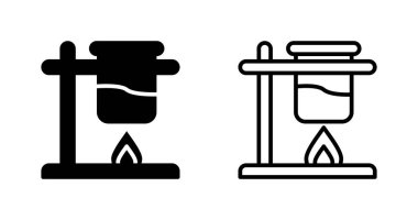 Kamp ateşinde su kaynatmak için tripod tezgahı kullanılıyor.