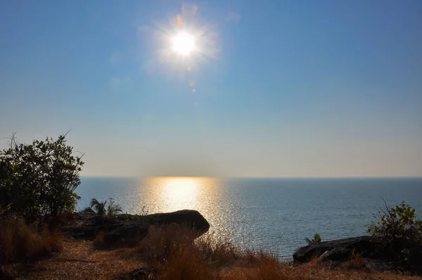 Güneşin denizdeki yansıması Arambol, Goa, Hindistan 'da ıssız bir sahilde.